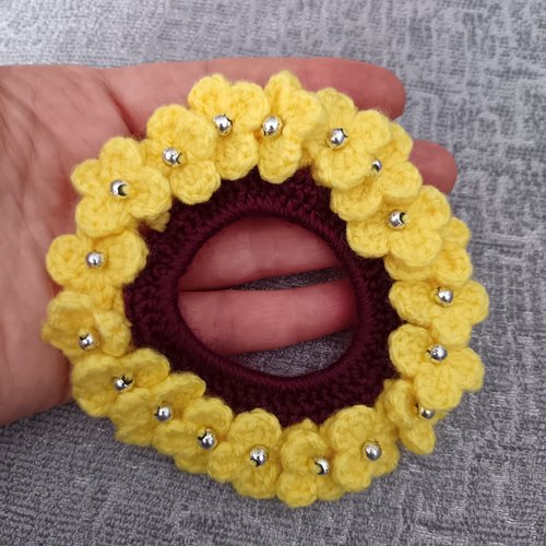 Chouchou crochet fleurs jaunes avec perles argentées, élastique cheveux fait main, accessoire bohème chic