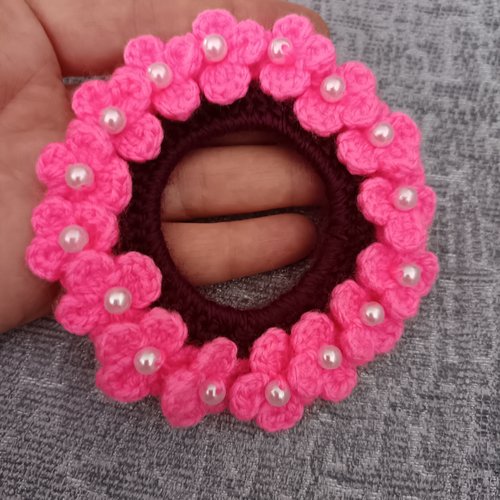 Chouchou élastique au crochet fleurs roses et perles blanches, accessoire cheveux fait main, cadeau femme fille