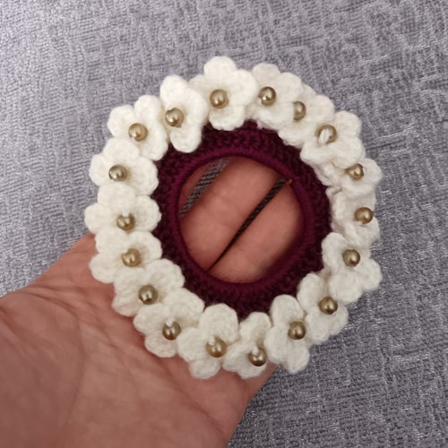 Chouchou élastique au crochet bordeaux et fleurs blanches perlées, accessoire cheveux fait main