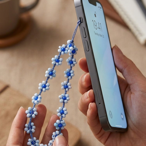 Lanière de téléphone marguerites au crochet et perles, dragonne artisanale bleue et blanche faite main, accessoire smartphone tendance