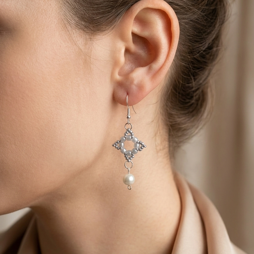 Boucles d’oreilles perles blanches et argentées, bijou fait main élégant et raffiné