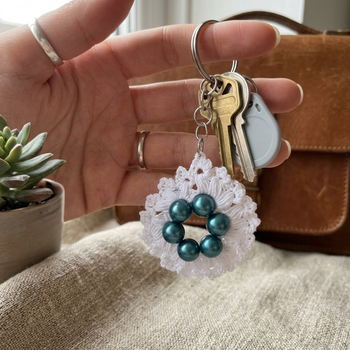 Porte-clés fleur au crochet blanc et perles turquoise, bijou de sac fait main, cadeau artisanal