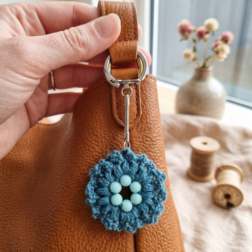 Porte-clés fleur au crochet avec perles, bijou de sac fait main bleu pétrole, cadeau artisanal femme