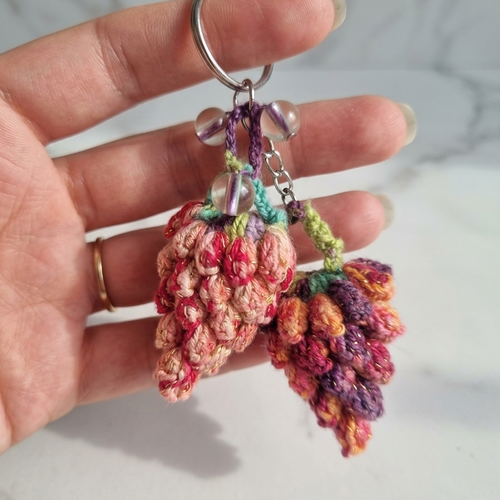 Porte-clés fraise en crochet fait main, accessoire unique et poétique