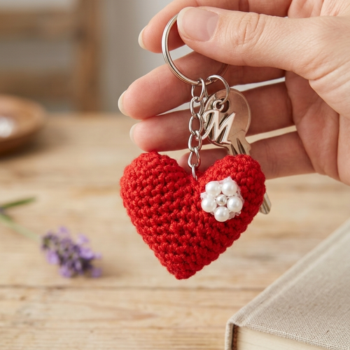 Porte-clés cœur au crochet amigurumi rouge, fleur de perles blanches, perle doré au centre, cadeau romantique, accessoire sac et clés