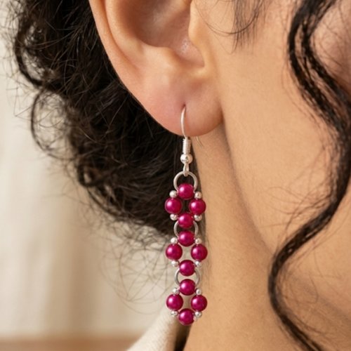 Boucles d'oreilles pendantes perles rouges fait main, bijou artisanal élégant et léger