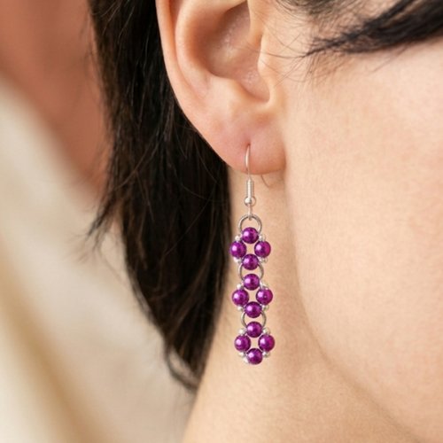 Boucles d'oreilles pendantes en perles violettes fait main, bijou artisanal élégant et léger