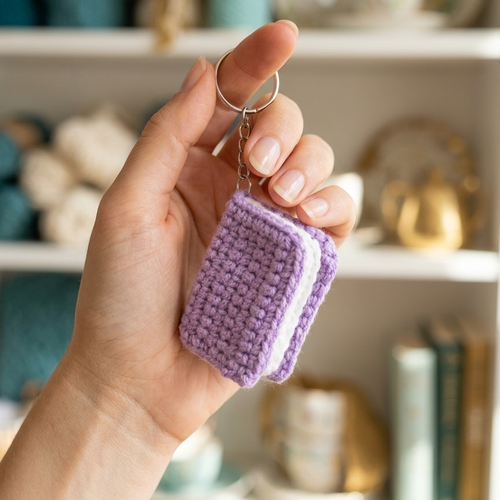 Porte-clés livre au crochet amigurumi violet, mini livre fait main, accessoire lecteur et passionné de lecture