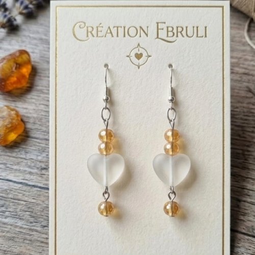 Boucles d’oreilles pendantes cœur givré et perles miel, bijou fait main