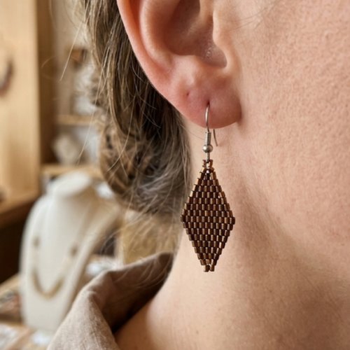 Boucles d'oreilles losange en perles tissées à l'aiguille, fait main, bohème chic, marron chocolat, bijou artisanal léger