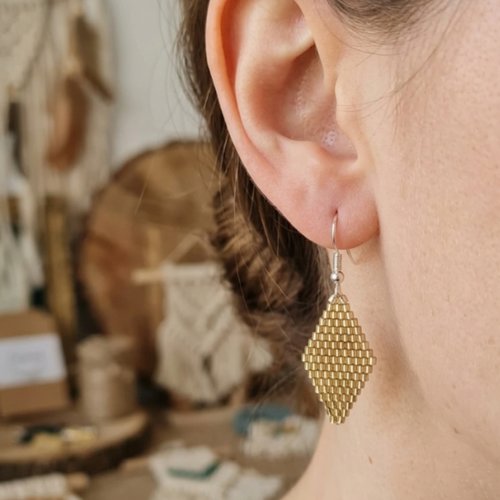 Boucles d'oreilles perles tissées à l'aiguille fait main, losange doré bohème chic, bijou artisanal léger et élégant