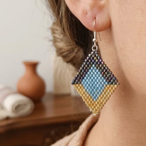 Boucles d’oreilles losange en perles tissées à l’aiguille, bijou artisanal fait main, tons bleu, or et violet