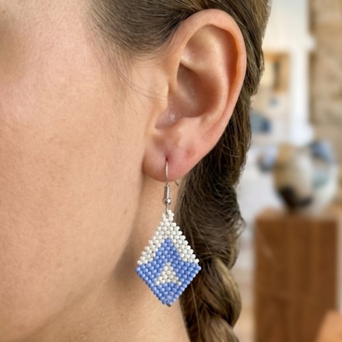 Boucles d’oreilles perles tissées à la main bleu et blanc, losange bohème chic, bijou artisanal fait main