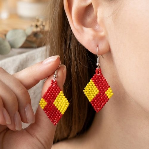 Boucles d'oreilles perles tissées à l'aiguille rouge et jaune, bijou fait main en perles, création artisanale bohème