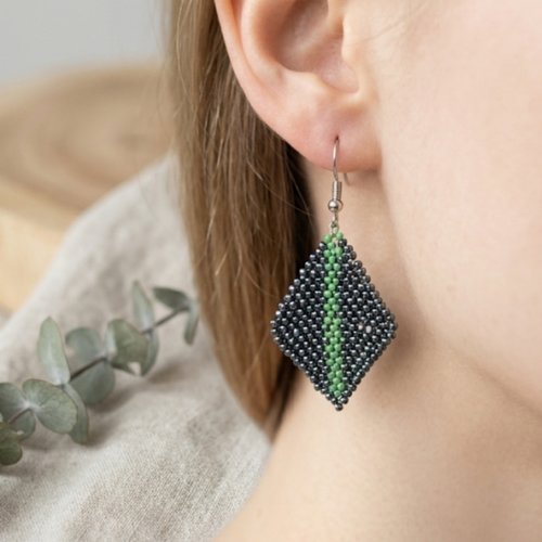 Boucles d'oreilles perles tissées à l'aiguille noires et vertes, losange bohème chic, bijou artisanal fait main