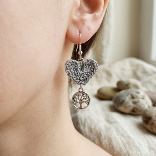 Boucles d'oreilles cœur crocheté gris et arbre de vie argenté, bijou fantaisie fait main