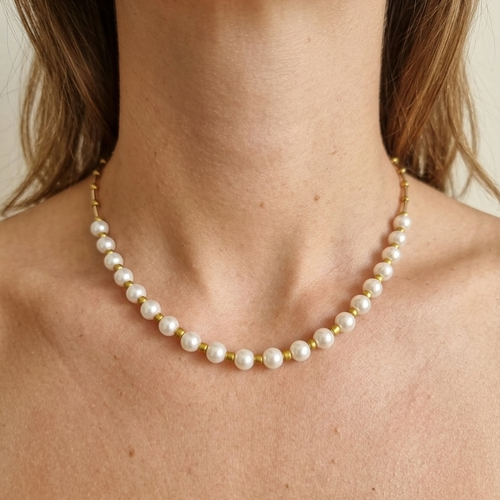 Collier ras du cou en perles blanches et perles dorées, bijou artisanal fait main, élégance intemporelle
