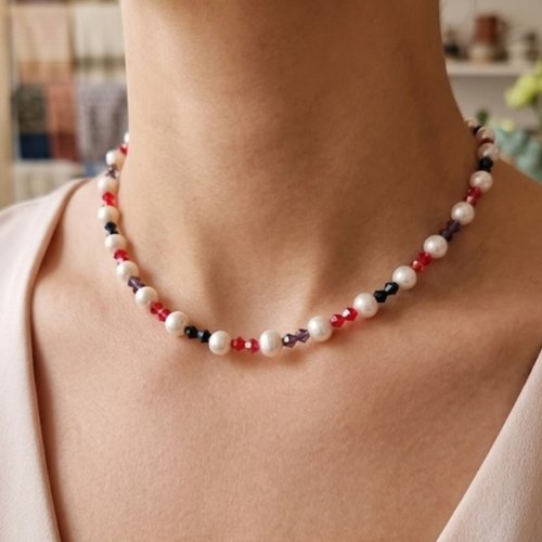 Collier ras du cou fait main en perles nacrées et cristaux rouges, noirs et violets, bijou élégant et raffiné