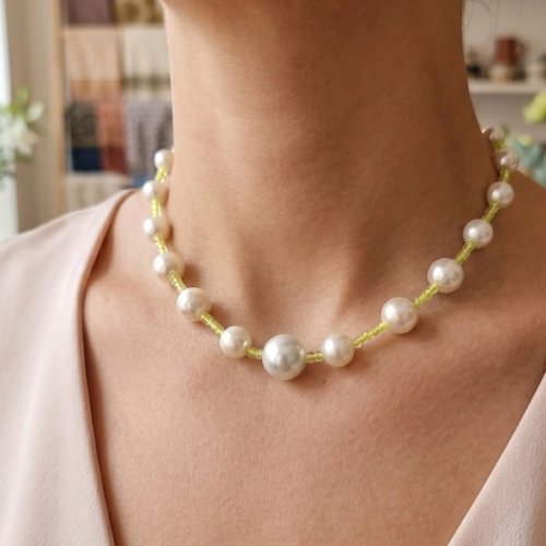 Collier ras du cou perles nacrées et perles de verre jaune fluo, bijou fait main élégant et lumineux