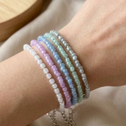 Bracelet perles colorées pastel et petites perles argentées, couleur au choix, fait main, vendu à l’unité