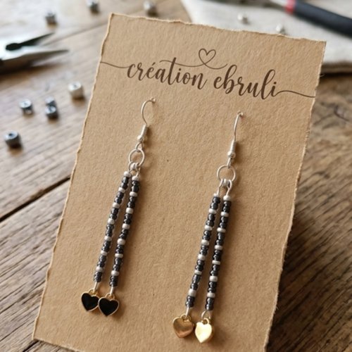 Boucles d’oreilles pendantes en perles et cœurs dorés, bijou artisanal élégant fait main