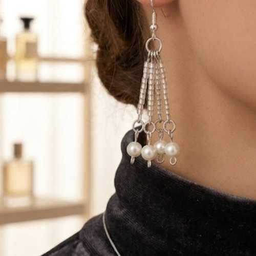 Boucles d'oreilles pendantes artisanales en perles blanches et argentées, bijou fait main élégant et bohème chic
