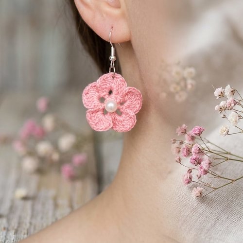 Boucles d'oreilles fleur au crochet rose poudré avec perle, bijou artisanal fait main en coton mercerie, cadeau femme romantique