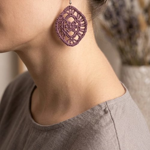 Boucles d'oreilles pendantes au crochet violet, dentelle de coton fait main, bijou bohème chic léger