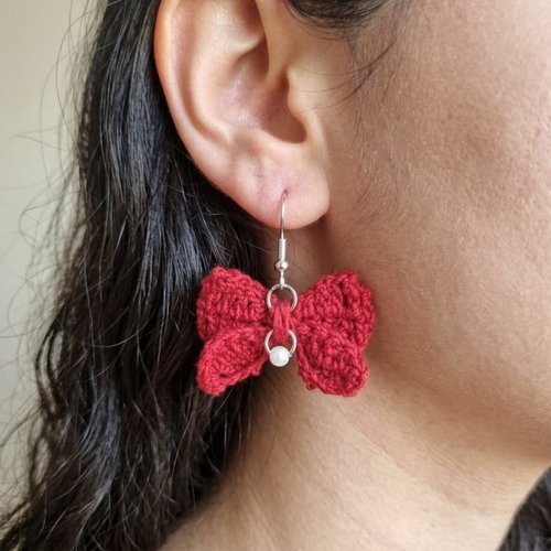 Boucles d'oreilles nœud rouge au crochet avec perle, coton fait main, bijou fantaisie artisanal, cadeau femme