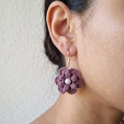 Boucles d'oreilles fleur au crochet violet avec perle centrale, bijou fait main en coton, léger et romantique