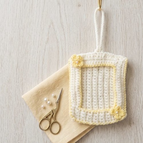 Cadre photo au crochet suspendu fait main écru et jaune, décoration murale artisanale, cadeau naissance, chambre bébé, style bohème
