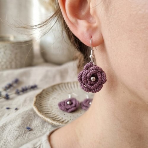 Boucles d'oreilles fleur au crochet violet avec perle argentée, bijoux faits main en coton, bohème, cadeau femme