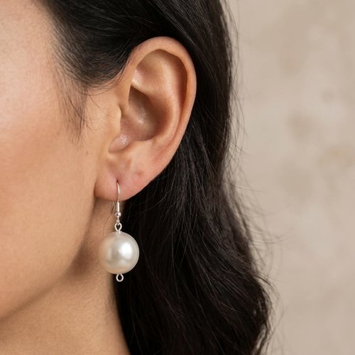 Boucles d'oreilles grosse perle blanche nacrée fait main, bijou élégant, crochet argenté, création artisanale