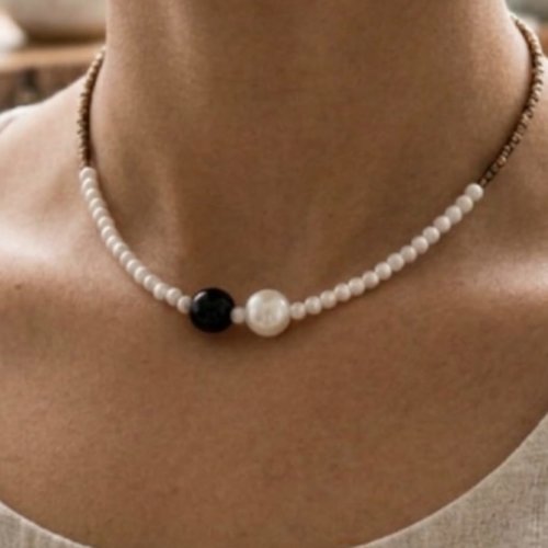 Collier ras du cou perles brillantes marbré kaki gris et perles blanches, perle noire centrale, collier fait main bohème chic