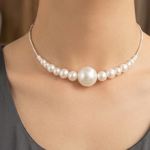 Collier ras du cou fait main perles blanches et tubes argentés, tour de cou élégant avec grosse perle centrale, bijou femme neuf