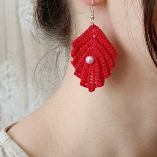 Boucles d'oreilles feuille au crochet rouge avec perle, bijou fait main en coton mercerisé, élégantes et légères