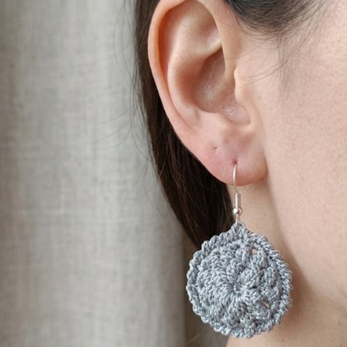 Boucles d'oreilles au crochet argentées brillantes, fait main, rondes légères en coton, bijou artisanal