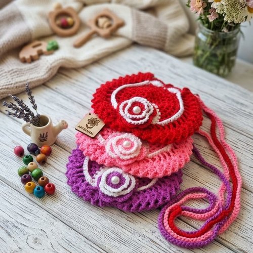 Sac crochet enfant avec perles cœur, petit sac bandoulière fait main, cadeau fille, couleur au choix