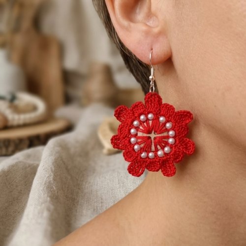Boucles d'oreilles au crochet rouges et perles blanches, fait main coton mercerie, bijou artisanal élégant