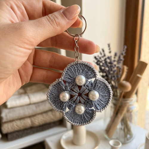 Porte-clés fleur au crochet gris avec perles, fait main en coton mercerie, accessoire artisanal élégant, cadeau original 67