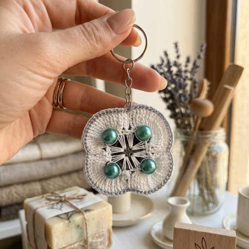 Porte-clés fleur au crochet avec perles, fait main en coton, accessoire artisanal élégant