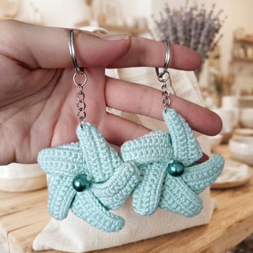 Porte-clés fleur au crochet avec perle, accessoire fait main, idée cadeau originale