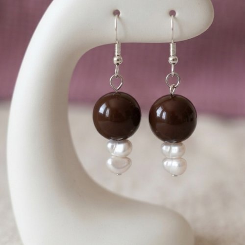 Boucles d’oreilles perles marron foncé et blanc fait main, bijoux fantaisie élégants