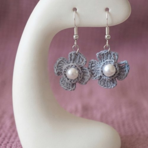 Boucles d'oreilles fleurs au crochet avec perles blanches, fait main, neuf
