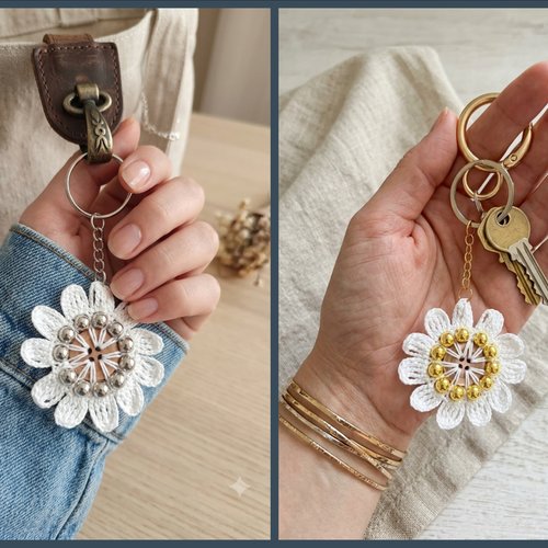 Porte-clés fleur au crochet en perles dorées ou argentées, coton blanc fait main