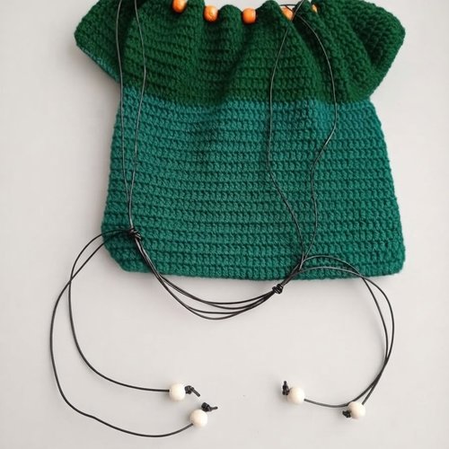 Sac à main au crochet forme robe vert émeraude et turquoise, perles marron et blanches, fait main neuf