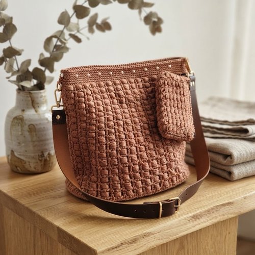Sac à main au crochet avec pochette assortie, marron clair et bandoulière marron, fait main