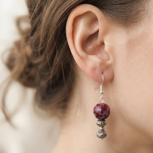 Boucles d’oreilles perles bordeaux et breloques argentées – fait main neuf
