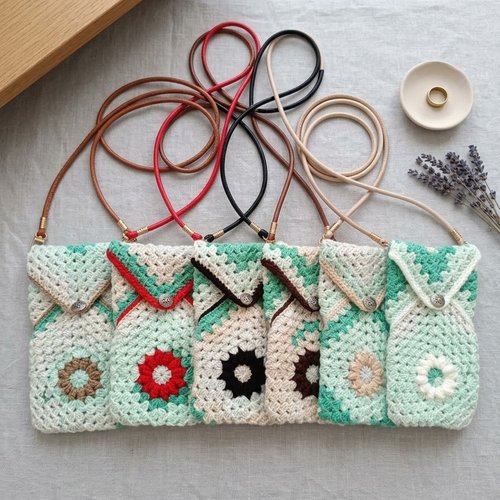 Pochette téléphone au crochet fait main, motif fleur granny, bandoulière assortie, couleur au choix