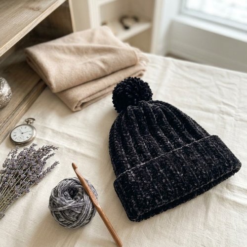 Bonnet au crochet noir en laine chenille douce avec pompon, fait main neuf